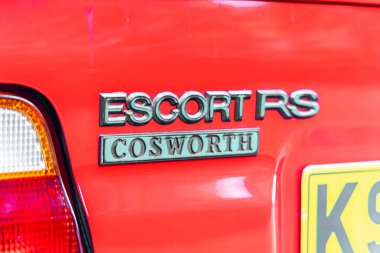 Bristol, İngiltere - 8 Ekim 2023: Klasik 1990 rali spor arabası, kırmızı renkli Ford Escort RS Cosworth MK5.