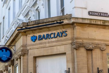 Cheltenham, İngiltere - 15 Ekim 2023: Barclays Bank in city high street.