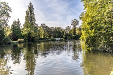 Pittville Park göleti Regency Spa Cheltenham 'da eski köprü ve martılarla dolu..
