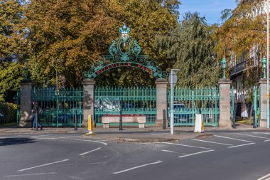 Cheltenham, İngiltere - 15 Ekim 2023 Pittville Park kapısı çiçekli. Pittville Kapıları 1833 'te Malikanenin zarif bir girişi olarak inşa edildi..