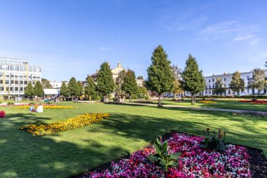 Cheltenham, İngiltere - 15 Ekim 2023: Baharda Central Park 'taki Gapstow Köprüsü.