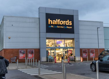 Bristol, İngiltere - 24 Ekim 2023: Cribbs Causeway 'deki Halfords Group plc mağazası, araba parçaları perakendecisi, araba geliştirme, kamp, tur ve bisiklet, 1892' de kuruldu..