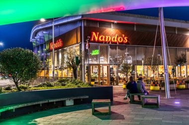 Bristol, İngiltere - 24 Ekim 2023: Nando 'nun Abbey Wood, Bristol' daki restoranı. Nando, Güney Afrika kökenli uluslararası bir gündelik restoran zinciri.