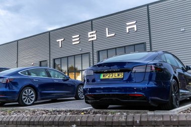Bristol, İngiltere - 24 Ekim 2023: New Tesla showroom Bristol. Tesla elektrikli araba tasarlayan, üreten ve satan bir Amerikan şirketidir..