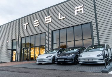 Bristol, İngiltere - 24 Ekim 2023: New Tesla showroom Bristol. Tesla elektrikli araba tasarlayan, üreten ve satan bir Amerikan şirketidir..