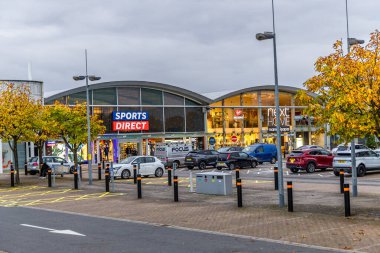 Bristol, İngiltere - 24 Ekim 2023: Sonbaharda Cribbs Causeway Perakende Parkı Spor Direktifi