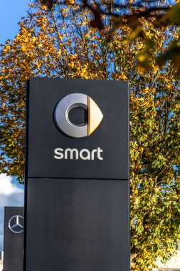 Bristol, İngiltere - 3 Kasım 2023: Sonbaharda akıllı araba logosu. Smart, Mercedes-Benz tarafından kurulan bir Alman otomotiv markasıdır.