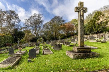 Bristol, İngiltere - 11 Kasım 2023: Etrafında mezarlık bulunan All Saints Anglikan Kilisesi.