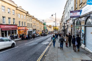 Bristol, İngiltere - 11 Kasım 2023: Busy Park Caddesi 'nde dükkanları olan insanlar.