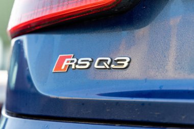 Bristol, İngiltere - 11 Kasım 2023: Blue Audi RS Q3 Spor Rozeti.