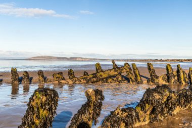 Berrow Burnham-on-Sea sahilinde karaya oturmuş Norveç gemisi SS Nornen ve Brean Down manzaralı Brean Beach Körfezi enkazı...