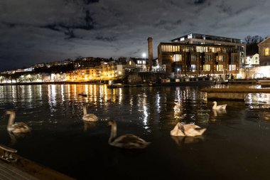 Gece Bristol Rıhtımı Millennium gezinti güvertesi yakınlarında Liman Koyu.