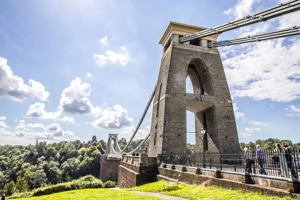 Bristol, UK- 15 Ağustos 2023 Avon Vadisi ve Avon Nehri boyunca uzanan Clifton Askı Köprüsü, Bristol 'daki Clifton' u Leigh Ormanı 'na bağlar..