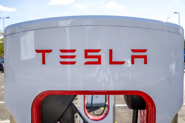 Londra, İngiltere - 14 Eylül 2023: Superchargers istasyonunda Tesla logosu.
