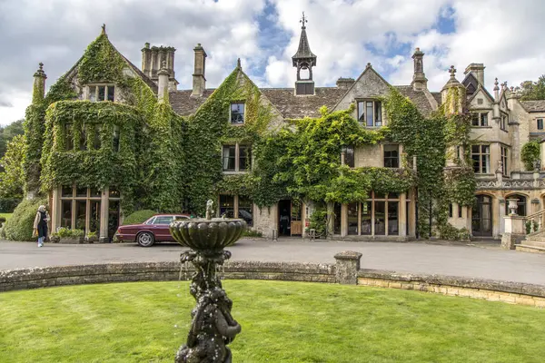 Castle Combe, İngiltere - 23 Eylül 2023: Cotswald 'daki Manor House Hotel, İngiltere' nin en güzel köyü..