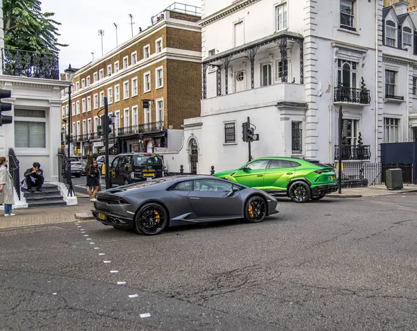 Londra, İngiltere - 14 Eylül 2023: Lamborghini Huracan gri süper arabası ve Knightsbridge ilçesindeki Harrods alışveriş merkezi yakınında yeşil mat Urus