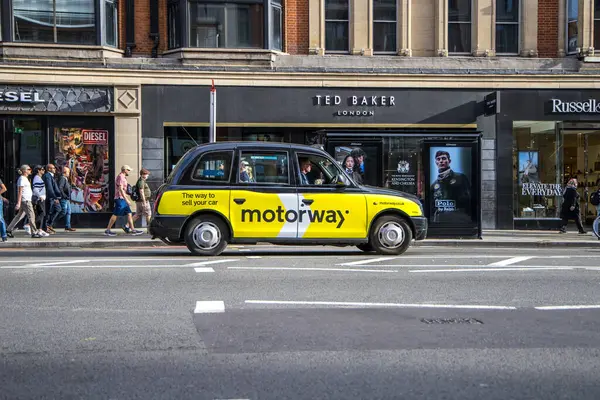 London September 2023 London Black Yellow Cab Taxi Motorway Advertisement — Stock Photo, Image