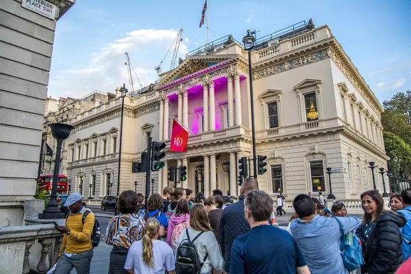 Londra, İngiltere - 14 Eylül 2023: Pall Mall caddesindeki İOD Restaurant.