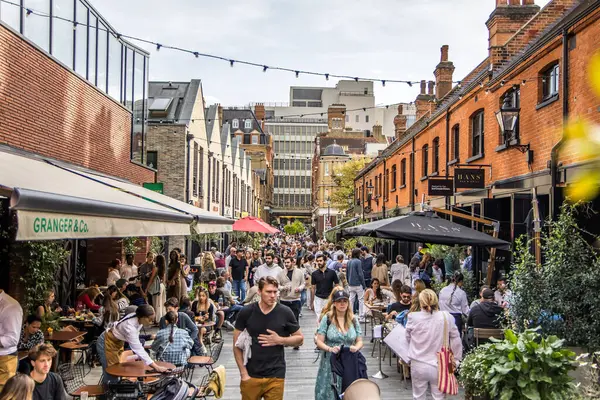 Londra, İngiltere - 14 Eylül 2023: Chelsea ve Kensington 'daki işlek Pavilion Yolu butik dükkanlarıyla dolu.