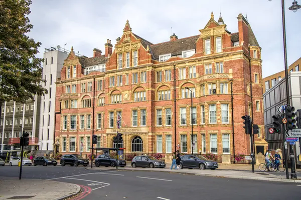 Londra, İngiltere - 14 Eylül 2023: Kensington ve Chelsea Kraliyet Borough Chelsea Köprüsü Yolu üzerindeki Lister Hastanesi.