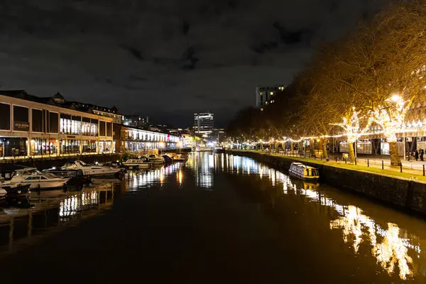 Bristol, İngiltere - 30 Ocak 2024: Birçok restoran barı ve kanal teknesi ile Bristol Limanı 'ndaki Havza.