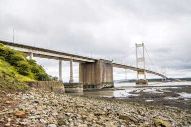 Bristol yakınlarındaki Galler ve İngiltere 'yi birbirine bağlayan Severn Köprüsü..