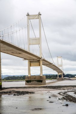 Bristol yakınlarındaki Galler ve İngiltere 'yi birbirine bağlayan Severn Köprüsü..