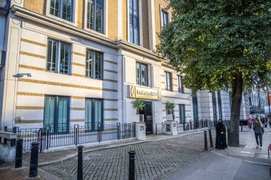 Londra, UK- 19 Ağustos 2023: Knightsbridge 'deki Emirates NBD bankasının dış görünüşü