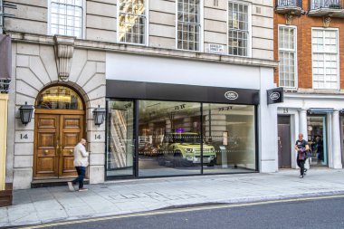 Londra, UK- 19 Ağustos 2023: Mayfair 'deki Land Rover galerisi.