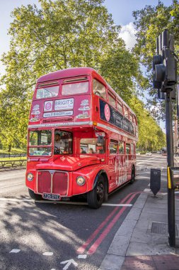 Londra, UK- 19 Ağustos 2023: Eski retro kırmızı Londra otobüsü Brigits Afternono Tea Pastanesi 'ne hala hizmet veriyor.