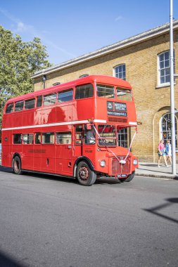 Londra, UK- 19 Ağustos 2023: Eski retro kırmızı Londra otobüsü hala düğün hizmetleri için kullanılıyor.