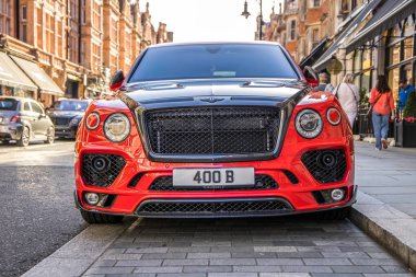 Londra, UK- 19 Ağustos 2023: Mayfair 'de Red Bentley Bentayga Mansory. Karbon fiberden yapılmış ayar ayrıntıları.