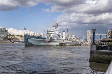 Londra, UK- 6 Ağustos 2023: HMS Belfast savaş gemisi ve Thames Nehri 'ndeki Tower Bridge panoraması.