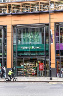 Londra, UK- 6 Ağustos 2023: Hollanda Barrett vitamin ve takviye dükkanı.