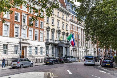 Londra, UK- 6 Ağustos 2023: İtalya Büyükelçiliği, Mayfair bölgesindeki Three Kings Yard 'da yer almaktadır..