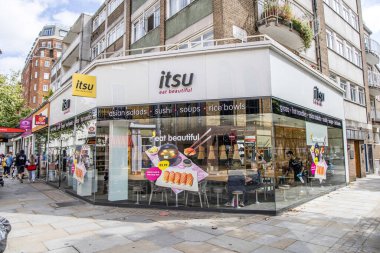 Londra, UK- 6 Ağustos 2023: Londra Kings yolundaki Itsu Japon restoranının dışı.