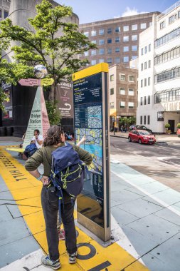 Londra, UK- 6 Ağustos 2023: Londra Köprüsü 'nün sokak haritasına bakan turistler.