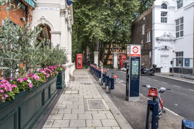 Londra, UK- 6 Ağustos 2023: Mayfair 'deki Mount Street Gardens giriş kapısı.