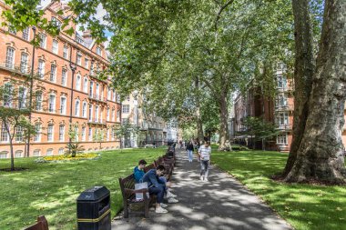 Londra, UK- 6 Ağustos 2023: Mayfair 'deki Mount Street Gardens.