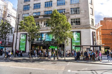 Londra, UK- 6 Ağustos 2023: Adidas Sancak Gemisi Londra.