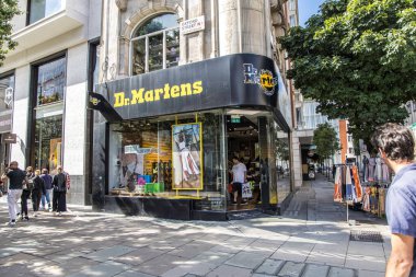 Londra, UK- 6 Ağustos 2023: Dr Martens Oxford caddesinde dükkan önü.