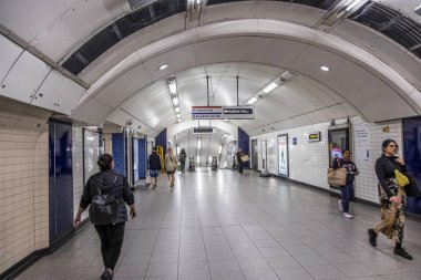 Londra, UK- 6 Ağustos 2023: Bond Caddesi metro istasyonunda insanlar
