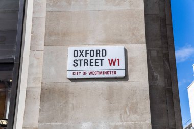 Londra, UK- 6 Ağustos 2023: Londra 'da Oxford Caddesi için bir tabela.