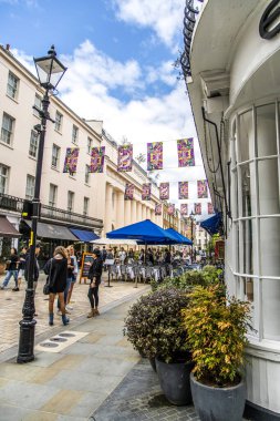 Londra, UK- 6 Ağustos 2023: Knightsbridge 'deki Motcomb Caddesi' nde alışveriş yapanlar, moda dükkanları, kafeler ve restoranların üst düzey yayalar..