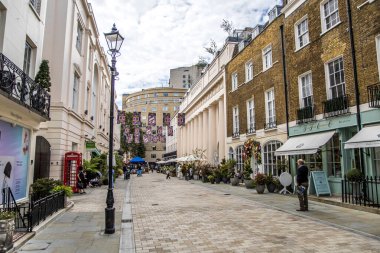 Londra, UK- 6 Ağustos 2023: Knightsbridge 'deki Motcomb Caddesi' nde alışveriş yapanlar, moda dükkanları, kafeler ve restoranların üst düzey yayalar..