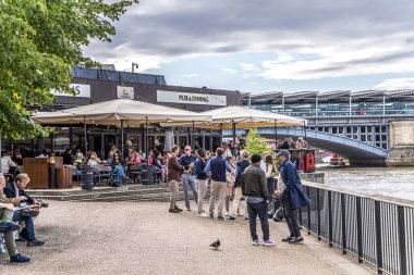 Londra, UK- 6 Ağustos 2023: Pub and Dining açık hava içki ve barların dışında akşam yemeği