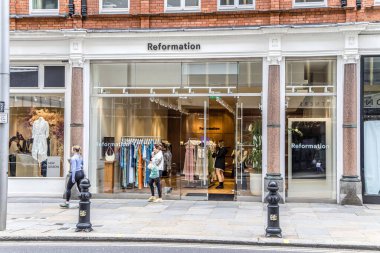 Londra, UK- 6 Ağustos 2023: Reformcu kadınlar için kıyafet mağazası.