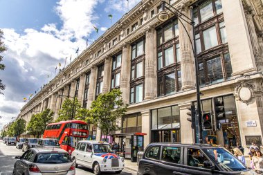 Londra, UK- 6 Ağustos 2023: Londra 'daki Selfridges mağazasının dışı.