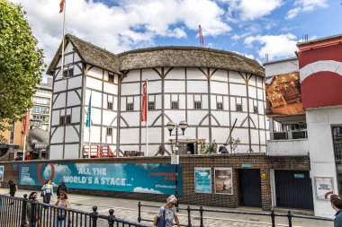 Londra, UK- 6 Ağustos 2023: Shakespeare 'in Globe Müzesi, William Shakespeare' in oyunlarını yazdığı Elizabethan tiyatrosunun yeniden inşası.