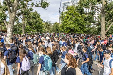 Londra, UK- 6 Ağustos 2023: Queen 's Walk gezinti güvertesindeki yayalar. Thames Nehri Southbank yolundan Westminster Köprüsü 'nden Tower Köprüsü' ne kadar turistler ve ziyaretçiler için gezi.